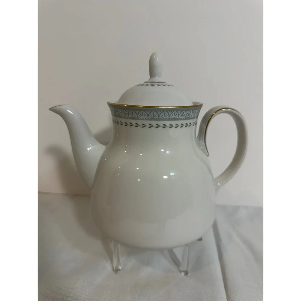 Royal Doulton Berkshire Teapot TC 1021 Fine China White Gold Green England 7.5in